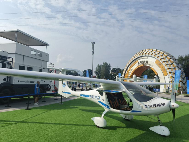 318自驾游全国装备展销会引领低空经济新风尚 多款低空飞行器惊艳亮相(图2)